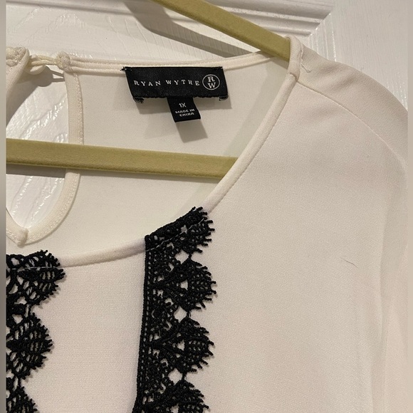 NWT Ryan Wythe Cream Blouse Black Lace Stripe Detail Button Keyhole Size 1X - Picture 4 of 11